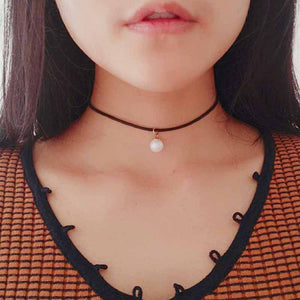 A simple and fashionable choker with a pearl for girls
