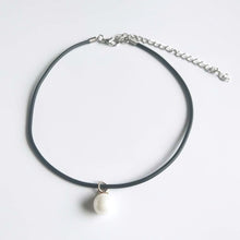Load image into Gallery viewer, A simple and fashionable choker with a pearl for girls