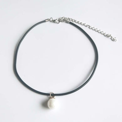 A simple and fashionable choker with a pearl for girls